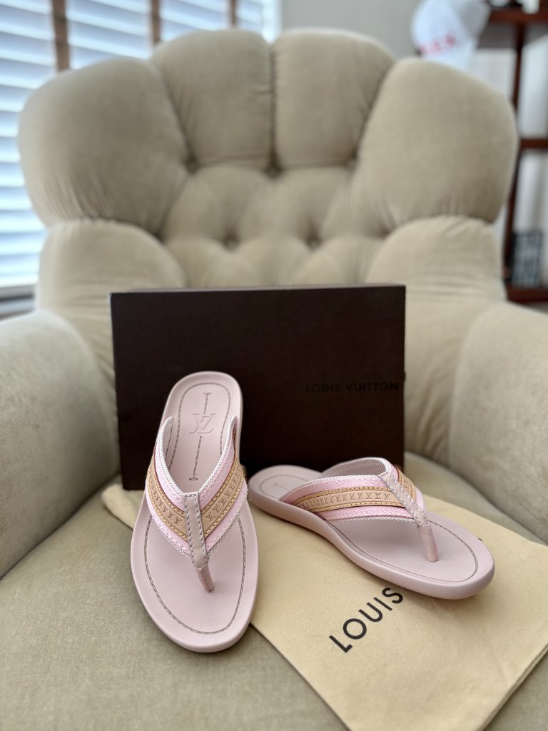 New Auth. Louis Vuitton Women's Rubber Lv Logo Flip Flop Slides Retired...